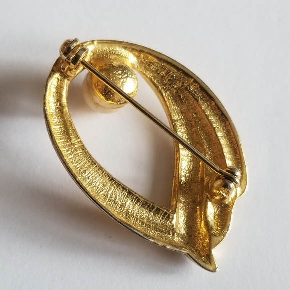 Vintage brooch faux pearl gold tone ripple ridge - Picture 7 of 7